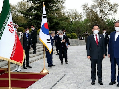  النائب الأول للرئيس الإيراني إسحق جهانغيري برفقة رئيس الوزراء الكوري الجنوبي تشونغ سي كيون في طهران - AFP