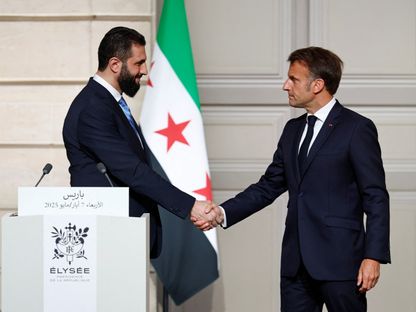الرئيس الفرنسي إيمانويل ماكرون يصافح الرئيس السوري أحمد الشرع بعد مؤتمر صحافي مشترك عقب اجتماع في قصر الإليزيه في باريس- 7 مايو 2025 - Reuters