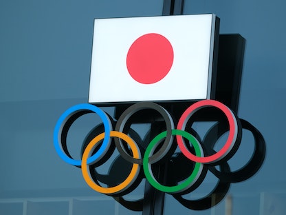شعار دورة الألعاب الأولمبية وعلم اليابان - AFP