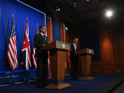 وزير الخارجية الأميركي أنتوني بلينكين (يسار) يحضر مؤتمراً صحافياً مع نظيره البريطاني دومينيك راب، عقب اجتماعهما الثنائي في لندن ضمن لقاء وزراء خارجية مجموعة السبع. 3 مايو 2021 - AFP