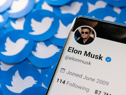 صورة توضيحية تُظهر الملياردير إيلون ماسك على شاشة هاتف ذكي وخلفها شعار شركة "تويتر". - REUTERS