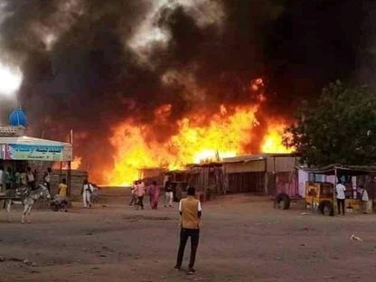 حريق ضخم في سوق مدينة الفاشر في دارفور إثر معارك بين الجيش السوداني وقوات الدعم السريع. 1 سبتمبر 2023 - AFP