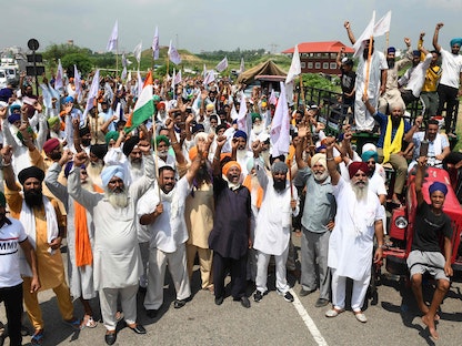 مزارعون هنود يسيرون في طريقهم إلى دلهي للانضمام إلى المزارعين الذين يواصلون احتجاجهم على الإصلاحات الزراعية للحكومة المركزية بولاية البنجاب - 5 سبتمبر 2021 - AFP