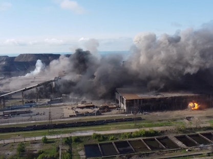 مشهد من الجو يُظهر قصفاً في مجمع مصنع آزوف ستال للصلب وسط الغزو الروسي لأوكرانيا في ماريوبل- 5 مايو 2022. - via REUTERS