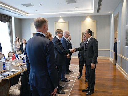 الناطق باسم الرئاسة التركية إبراهيم قالين (يمين) مصافحاً وزير الدولة الفنلندي للشؤون الخارجية يوكا سالوفارا خلال اجتماع في أنقرة - 25 مايو 2022 - AFP