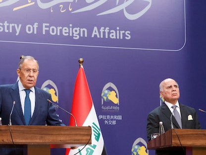 وزير الخارجية العراقي فؤاد حسين ونظيره الروسي سيرجي لافروف خلال مؤتمر صحافي مشترك في بغداد- 6 فبراير 2023 - REUTERS
