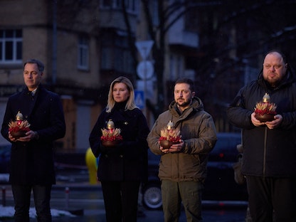 رئيس الوزراء البلجيكي والرئيس الأوكراني أثناء مشاركتهم في إحياء ذكرى ضحايا مجاعة هولودومور في كييف. 26 نوفمبر 2022 - AFP