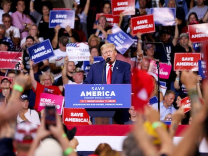 الرئيس الأميركي السابق دونالد ترمب يتحدث لأنصاره بتجمع انتخابي في بنسلفانيا بالولايات المتحدة. 3 سبتمبر 2022 - REUTERS