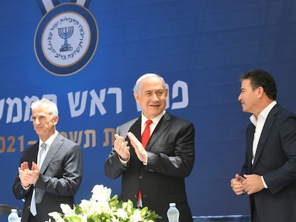 رئيس الوزراء الإسرائيلي السابق بنيامين نتنياهو متوسّطاً الرئيس السابق للموساد يوسي كوهين (يمين) وخلفه ديفيد برنياع -  - Twitter/@guyelster