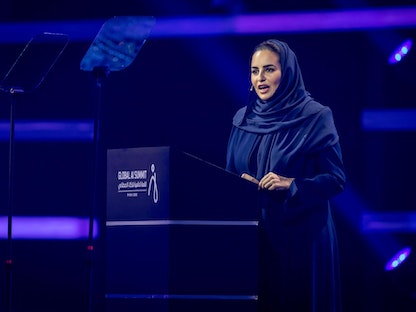 الأمينة العامة لمنظمة التعاون الرقمي ديمة بنت يحيى اليحيى تلقي كلمتها خلال القمة العالمية للذكاء الاصطناعي بالرياض، السعودية، 13 سبتمبر 2022. - واس