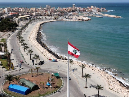 كورنيش مدينة صور الجنوبية في لبنان فارغ خلال الإغلاق العام بسبب جائحة كورونا، 29 مارس 2020 - REUTERS