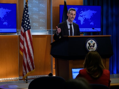المتحدث باسم الخارجية الأميركية نيد برايس خلال الإيجاز الصحافي اليومي في واشنطن - 25 فبراير 2022 - REUTERS