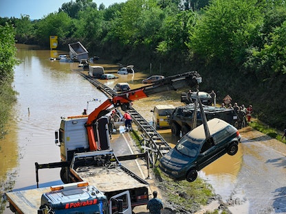 فرق الإنقاذ تعمل على احتواء آثار الفيضانات في ألمانيا بالتزامن مع ارتفاع أعداد الضحايا - 17 يوليو 2021 - Getty Images