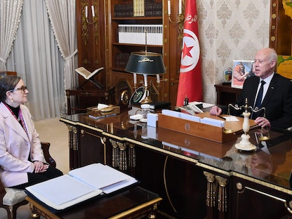الرئيس التونسي قيس سعيد يلتقي رئيسة الوزراء نجلاء بودن في مكتبه لبحث تعطل المرافق العمومية جراء إضراب النقل. 2 يناير 2022 - Facebook/Presidence.tn