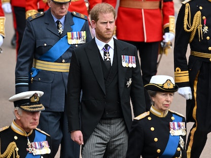 الأمير هاري يسير خلف نعش الملكة إليزابيث الثانية خلال جنازتها في العاصمة لندن. 19 سبتمبر 2022 - via REUTERS
