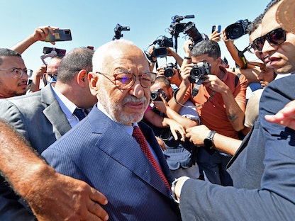 راشد الغنوشي رئيس حركة النهضة التونسية، يصل إلى مكتب المدعي العام التونسي لمكافحة الإرهاب في تونس العاصمة - 19 يوليو 2022 - AFP