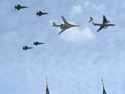 طائرات روسية تحلّق فوق الساحة الحمراء خلال استعدادات لعرض عسكري وسط موسكو - 7 مايو 2022.  - AFP