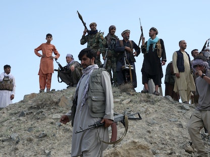 تجمع لمئات المسلحين على أطراف كابول للتعهد بدعم القوات الأمنية الأفغانية ضد حركة طالبان - 23 يونيو 2021 - REUTERS