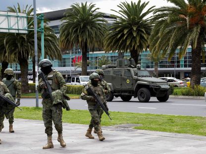 جنود إكوادوريون يسيرون خارج سفارة المكسيك في الإكوادور. 5 أبريل 2024 - Reuters