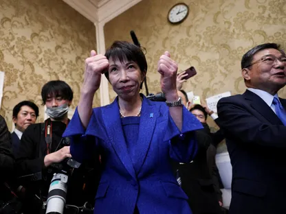 اليابانيون يدلون بأصواتهم في انتخابات تمثل اختباراً لرئيسة الوزراء