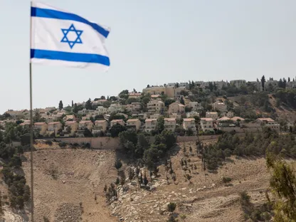 العلم الإسرائيلي يرفرف فوق مستوطنة معاليه أدوميم في الضفة الغربية المحتلة. 14 أغسطس 2025 - Reuters