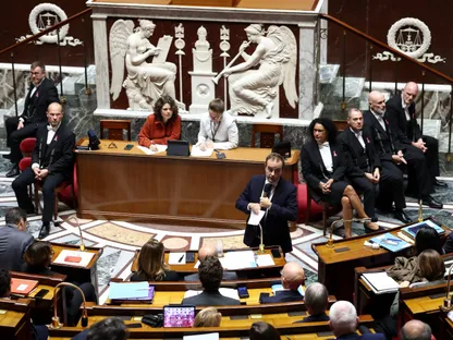 رئيس الوزراء الفرنسي سيباستيان لوكورنو يتحدث خلال مناقشة عقب خطابه الأول بشأن السياسة العامة أمام البرلمان والحكومة الجديدة في الجمعية الوطنية بالعاصمة باريس، فرنسا. 14 أكتوبر 2025 - Reuters