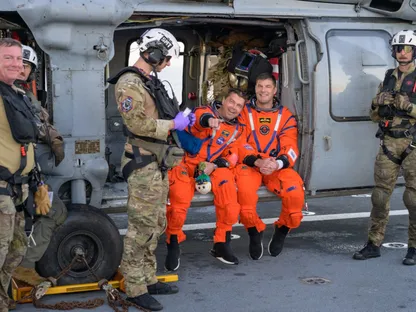 صور.. عودة رواد فضاء "أرتميس 2" بعد رحلة إلى الجانب المظلم من القمر