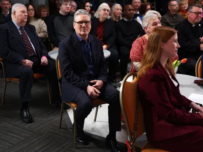 وثائق إبستين تشعل أزمة في لندن.. تحذيرات من "تصدع" قيادة ستارمر