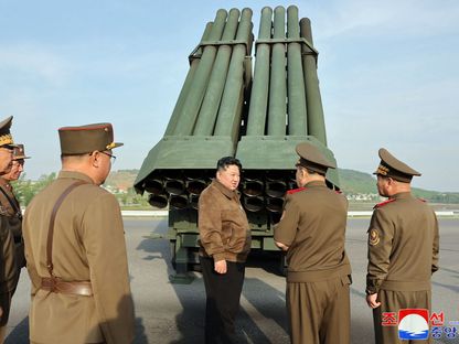 الزعيم الكوري الشمالي كيم جونج أون يتفقد نظام إطلاق الصواريخ المتعددة في مكان غير معلوم في كوريا الشمالية. 10 مايو 2024 - AFP