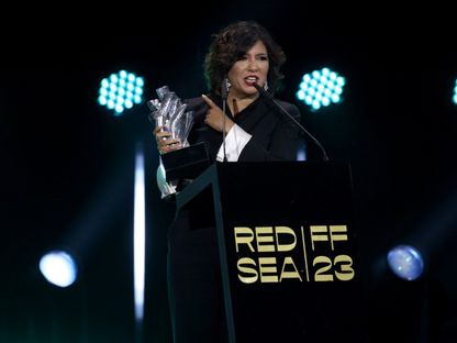 المخرجة التونسية كوثر بن هنية تحمل جائزة "الشرق الوثائقية" في ختام الدورة الثالثة لمهرجان البحر الأحمر السينمائي، جدة، 7 ديسمبر 2023 - المكتب الإعلامي للمهرجان