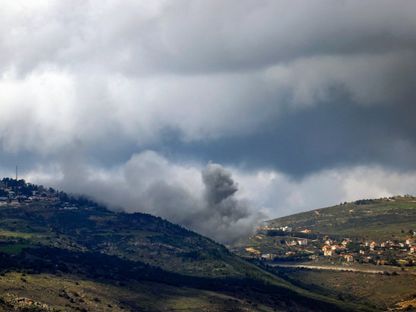 صورة مأخوذة من الجانب الإسرائيلي للحدود مع لبنان تظهر تصاعد الدخان فوق بلدة لبنان جراء قصف إسرائيلي. 19 فبراير 2024 - AFP