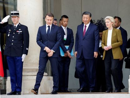 الرئيس الفرنسي إيمانويل ماكرون (يسار) ونظيره الصيني شي جين بينج إلى جانب رئيسة المفوضية الأوروبية أورسولا فون دير لاين في قصر الإليزيه بباريس. 6 مايو 2024 - AFP