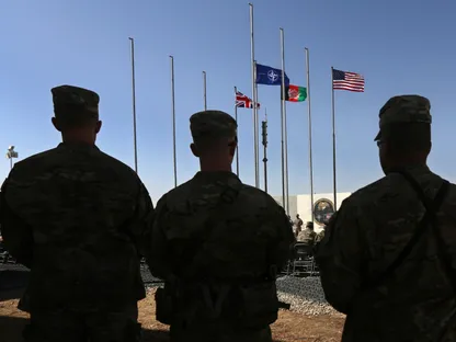 جنود من مشاة البحرية الأميركية والقوات البريطانية في هلمند بأفغانستان. 26 أكتوبر 2014 - Reuters