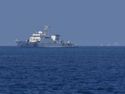 سفينة حرس سواحل صينية تقوم بدوريات أمام شعاب سوبي (على اليمين) بالقرب من جزيرة ثيتو التي تحتلها الفلبين في بحر الصين الجنوبي المتنازع عليه. 21 أبريل 2023 - AFP