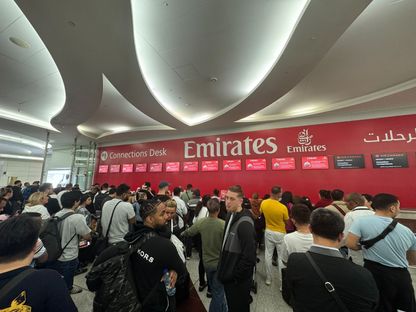 صورة لمسافرين أمام مكاتب طيران الإمارات في مطار دبي الدولي. 17 أبريل 2024 - twitter.com/Ahxamm