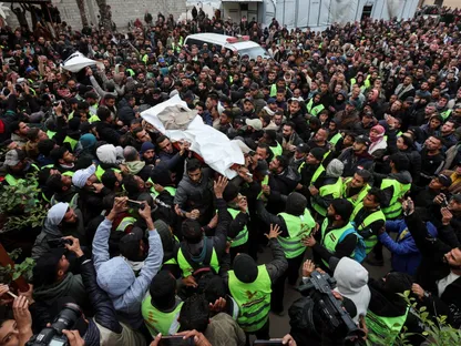 فلسطينيون يشيعون جنازة فلسطينيين قتلتهم غارات إسرائيلية على قطاع غزة، خان يونس، 22 يناير 2026 - Reuters