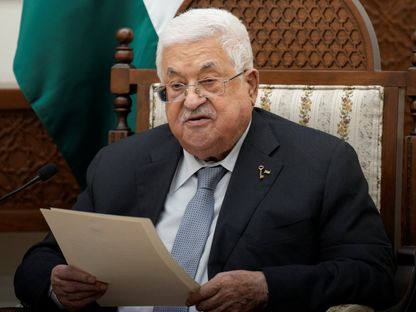 الرئيس الفلسطيني محمود عباس خلال استقبال الرئيس الفرنسي إيمانويل ماكرون في رام الله. 24 أكتوبر 2023 - Reuters