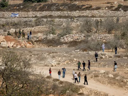 فلسطينيون أثناء تصديهم لجنود الاحتلال الإسرائيلي أثناء مغادرتهم المنطقة عقب احتجاج ضد استيلاء المستوطنين الإسرائيليين على أراضيهم قرب الخليل بالضفة الغربية المحتلة. 13 نوفمبر 2025 - REUTERS