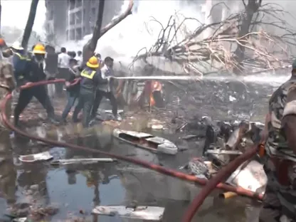 كانت متجهة إلى لندن.. تحطم طائرة هندية بعد دقائق من الإقلاع