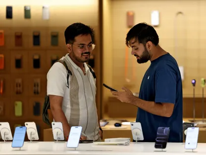 أبل تعارض تحميل تطبيق حكومي على هواتفها في الهند وسط جدل سياسي