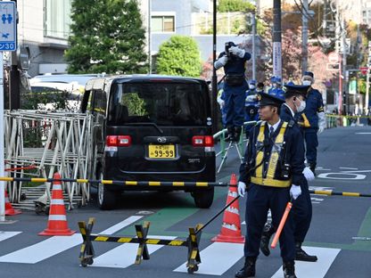 الشرطة اليابانية في موقع اصطدام سيارة بحاجز بالقرب من السفارة الإسرائيلية في طوكيو. 16 نوفمبر 2023 - AFP