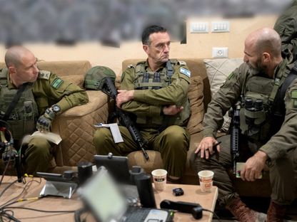 رئيس الأركان الإسرائيلي هرتسي هاليفي (وسط) أثناء تقييم الوضع الميداني في خان يونس مع رئيس القيادة الجنوبية اللواء يارون فينكلمان (يسار) وقائد اللواء 98 العميد دان جولدفوس (يمين). 23 ديسمبر 2023 - AFP