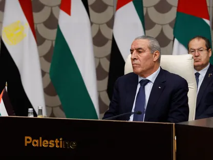 الأمين العام للّجنة التنفيذية لمنظمة التحرير الفلسطينية حسين الشيخ خلال اجتماع مع وزير الخارجية الأميركي حينها أنتوني بلينكن في العاصمة الأردنية عمان- 4 نوفمبر 2023 - Reuters