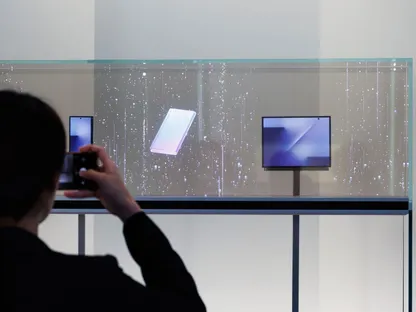 سامسونج تكشف عن أول هواتفها ثلاثي الطي في قمة أبيك