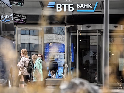 مواطنون روس أمام فرع من بنك VTB الروسي في موسكو. 5 أبريل 2023 - AFP