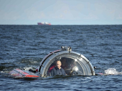 الرئيس الروسي فلاديمير بوتين في كبسولة بحرية في بحر البلطيق أمام سواحل كالينينجراد - 15 يوليو 2013 - REUTERS