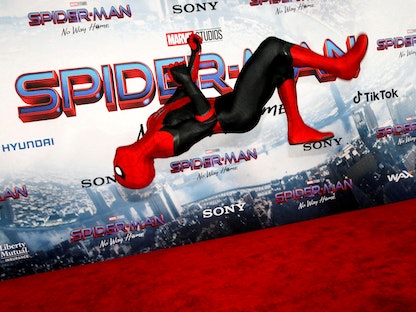 شخص يرتدي زي الرجل العنكبوت يؤدي في العرض الأول لفيلم Spider-Man: No Way Home في لوس أنجلوس، كاليفورنيا- 13 ديسمبر 2021. - REUTERS