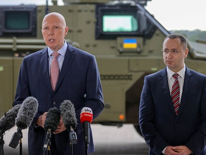 وزير الدفاع الأسترالي بيتر داتون يلقي كلمة عن مساعدات بلاده إلى أوكرانيا. 8 أبريل 2022 - REUTERS
