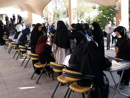 طالبات إيرانيات في جامعة الزهراء بالعاصمة طهران. 8 أكتوبر 2022 - AFP