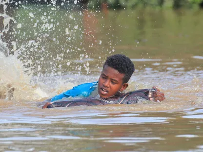 طفل سوداني يسبح وسط مياه الفيضان - فيسبوك